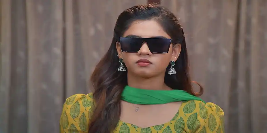 Dhanlakshmi Suspects Charulatha - Sandhya Raagam