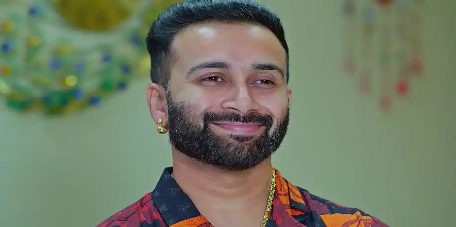 Vallabh Tries to Spy on Vishal and Trinayani - Trinayani