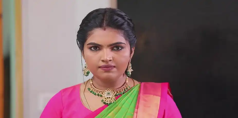 Rani Prays before Leaving the Wedding Venue - Ninaithale Innikkum