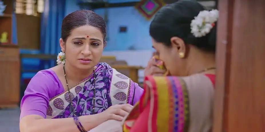 Veena Tries to Comfort Lakshmi - Lakshmi Nivasa
