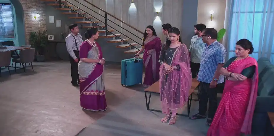 Leela's Decision to Leave the House Makes Aaji Sad - Navri Mile Hitlerla