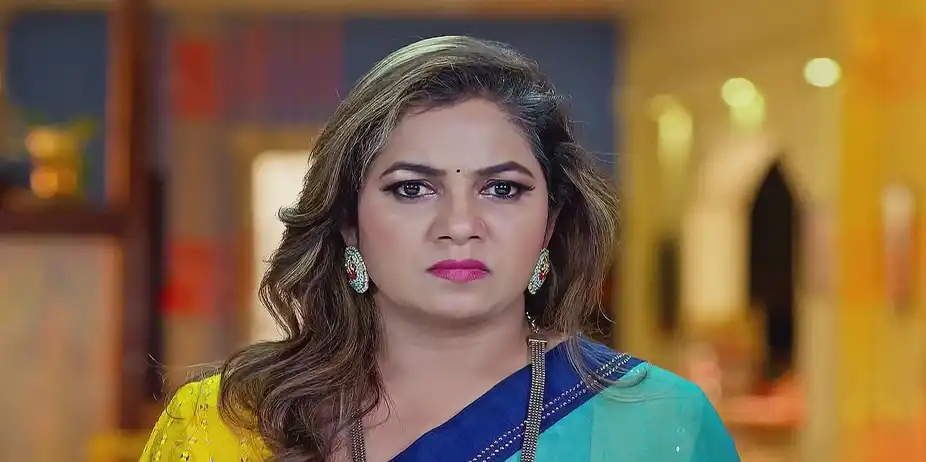 Hasini Makes Fun of the Magic Mirror - Trinayani