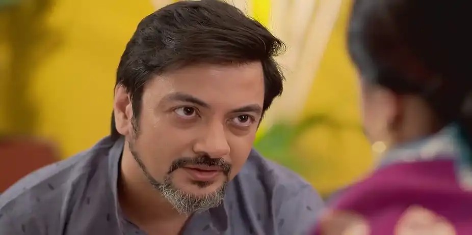 Rintu Grabs Gayetri's Hand - Duggamoni O Bagh Mama