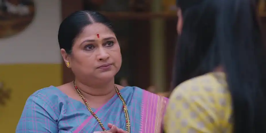 Bhavna Questions a Worried Lakshmi - Lakshmi Niwas