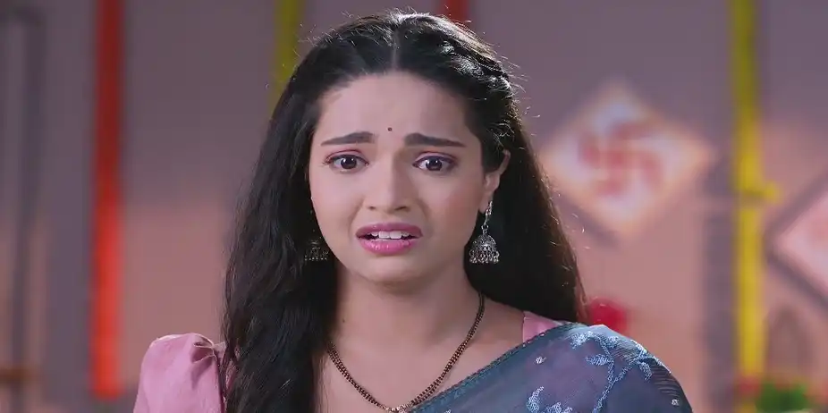 Leela Prays to God for Her Aaji - Navri Mile Hitlerla