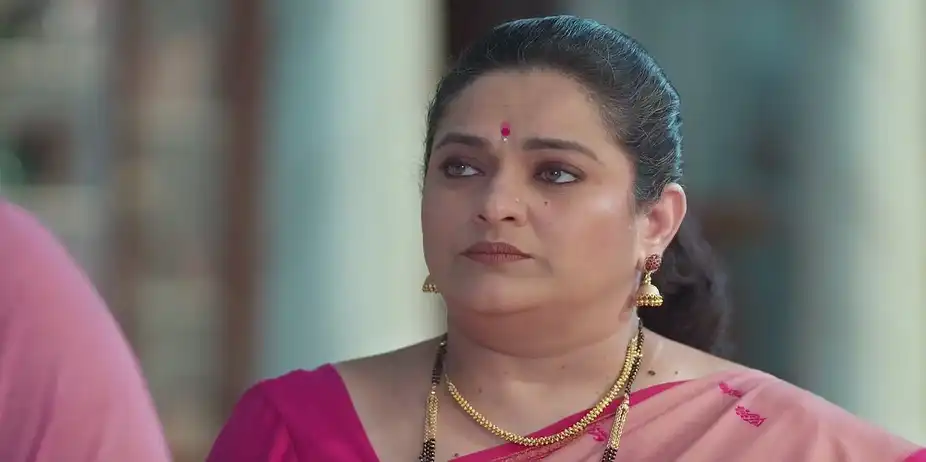 Manjiri Scolds Maya Over the Saree - Tula Japnar Aahe
