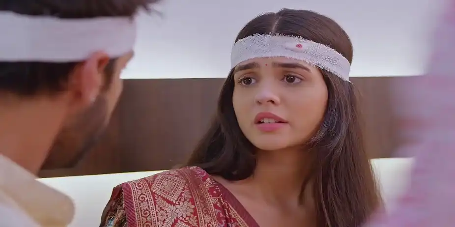 Raunak Tells Prarthana and Purvi about Their Relation - Kumkum Bhagya