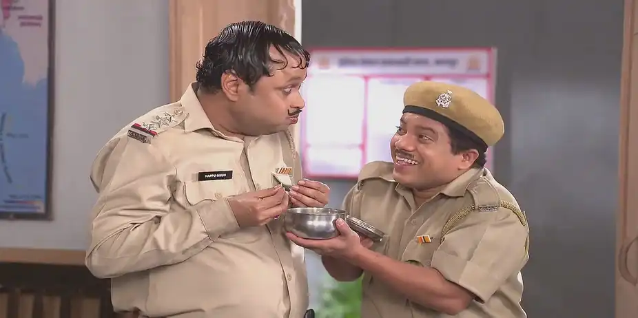 Manohar Feeds Tasty Barfi to a Sad Happu - Happu Ki Ultan Paltan