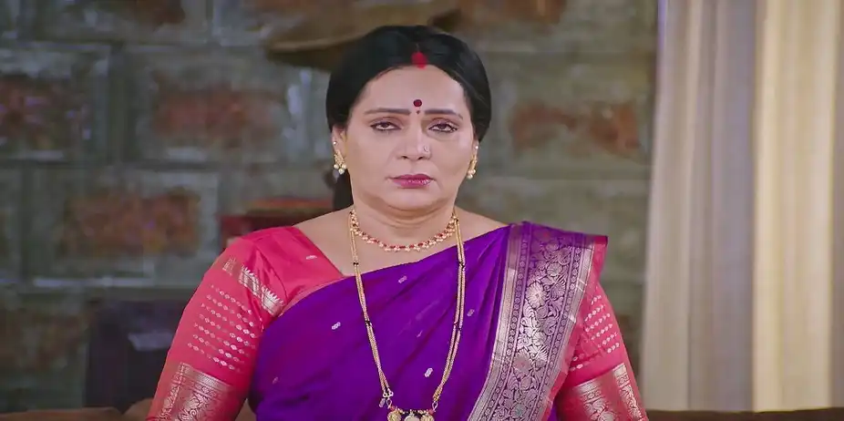 Javare Gowda's Gift Delights Sinchana - Lakshmi Nivasa