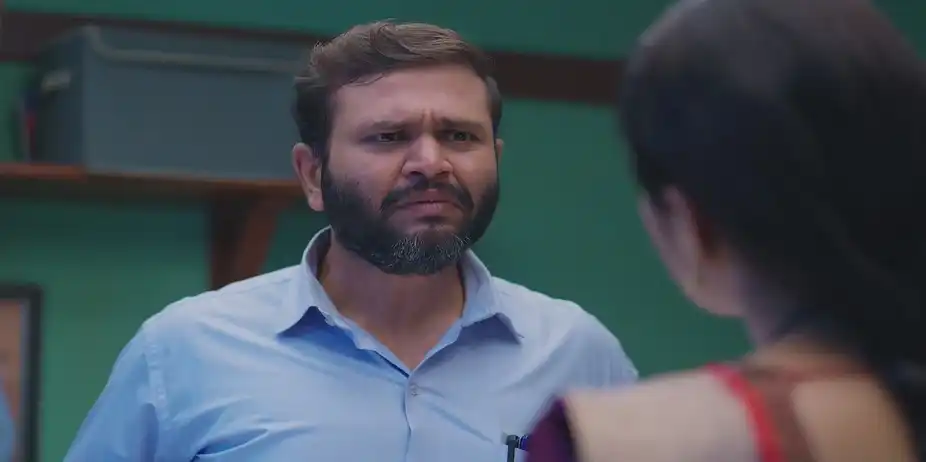 Veena Scolds an Angry Santosh - Lakshmi Niwas