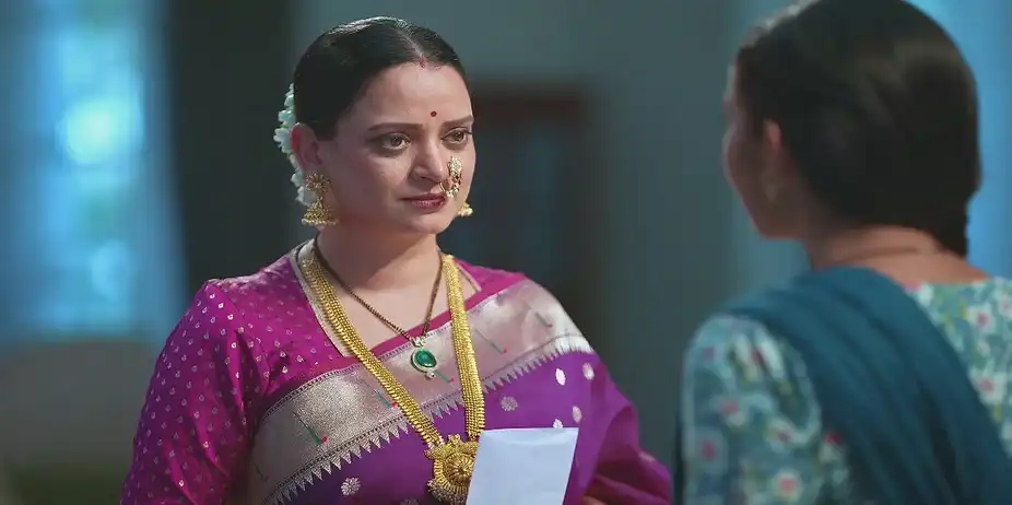 Manjiri Gifts Meera Her First Salary - Tula Japnar Aahe