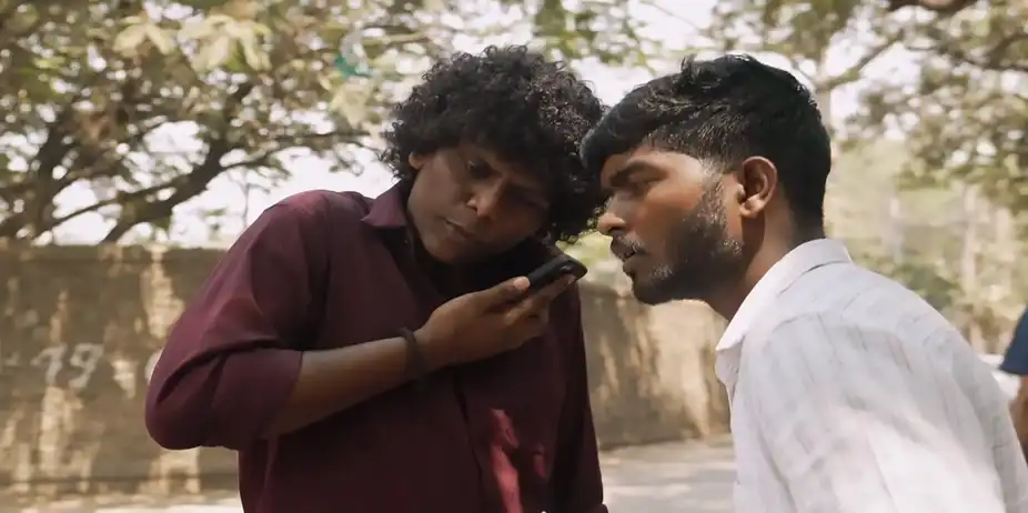 Vijay Plays 'Fugdi' with Strangers