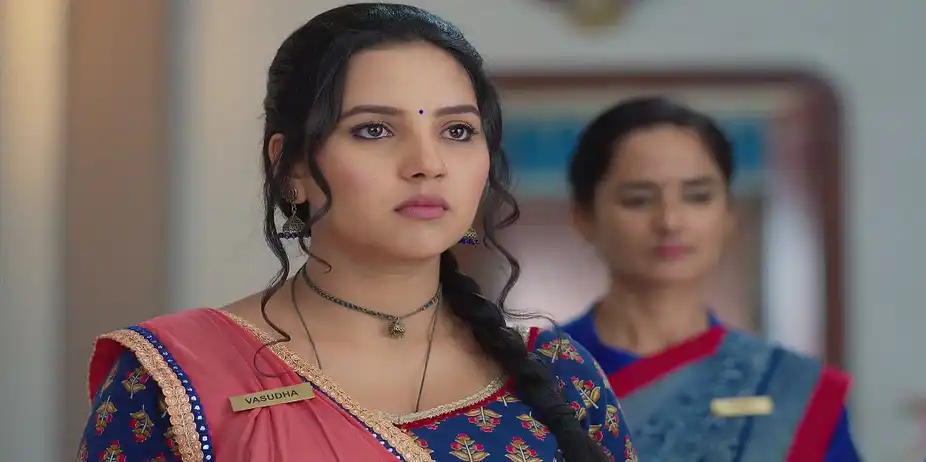 Megha Refuses to Apologise to Chandrika - Vasudha