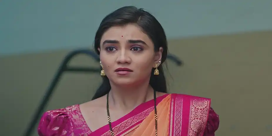 Sakha Gets Irked on Seeing Asha - Lakhat Ek Amcha Dada