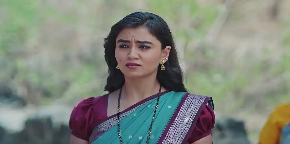 Tulja Tries to Convince the Priest - Lakhat Ek Amcha Dada