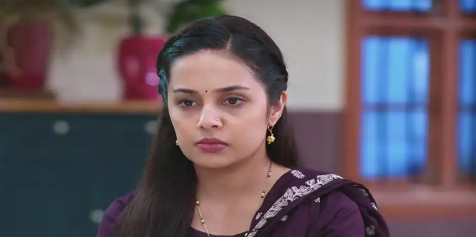 Bhuvaneshwari Enquires about Akshara - Tula Shikvin Changlach Dhada