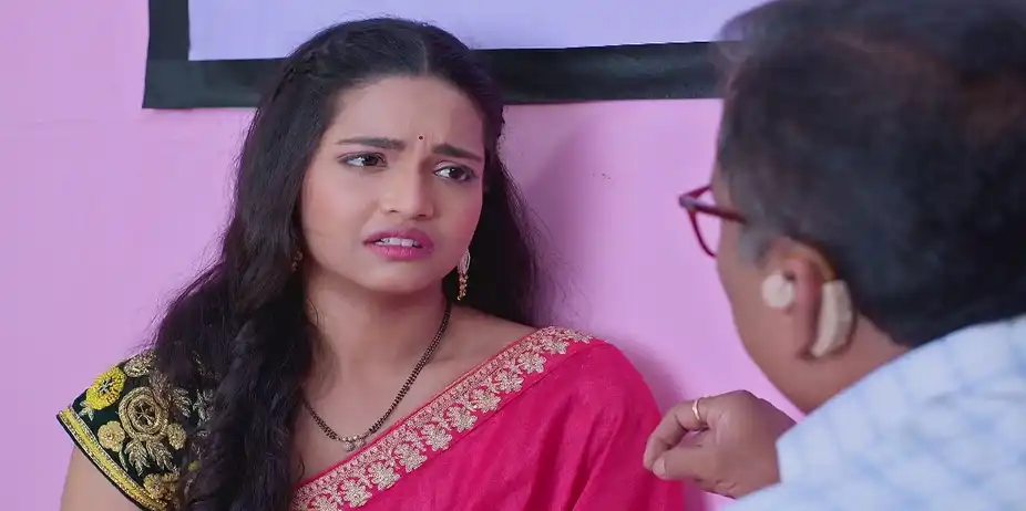 Leela Shares Her Sorrow with Vasant - Navri Mile Hitlerla