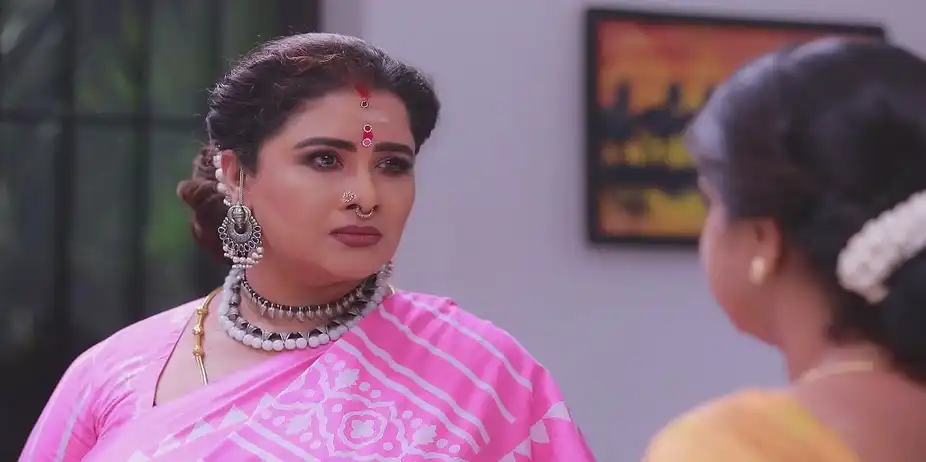 Vedhanayagi Tries to Stop Rathinavel - Valliyin Velan