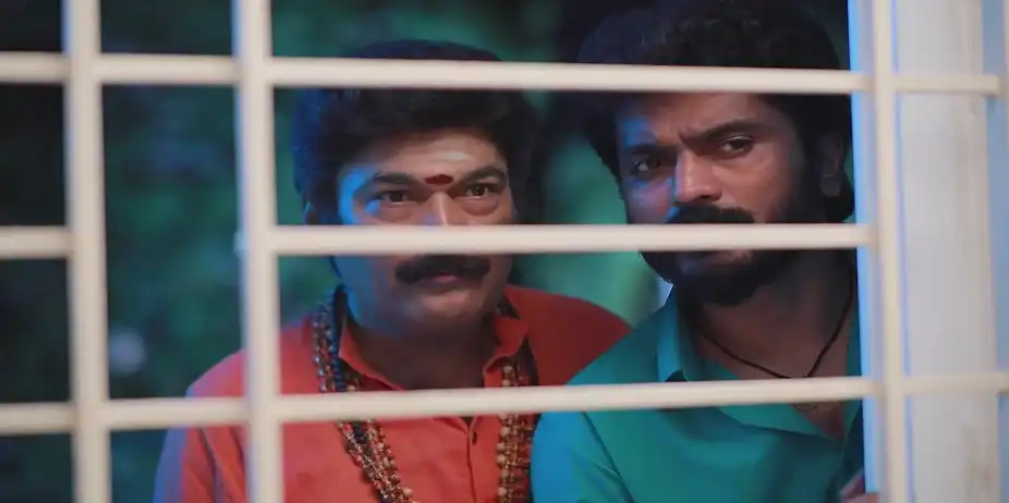 Ranjith Leaves With Money - Valliyin Velan