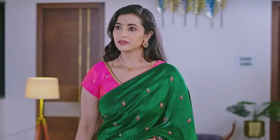 Neelu Asks Souparnika to File a Case against Bhavana - Lakshmi Nivasa