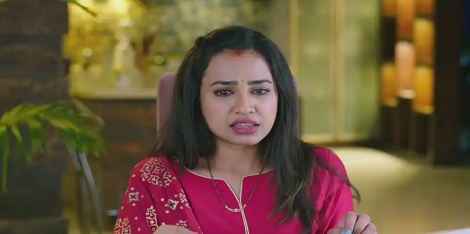 Nidhi Lies to Her Brothers about a Call - Shrirasthu Shubhamasthu