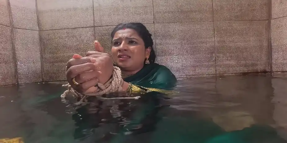 Maya Captivates Revathi - Karthigai Deepam