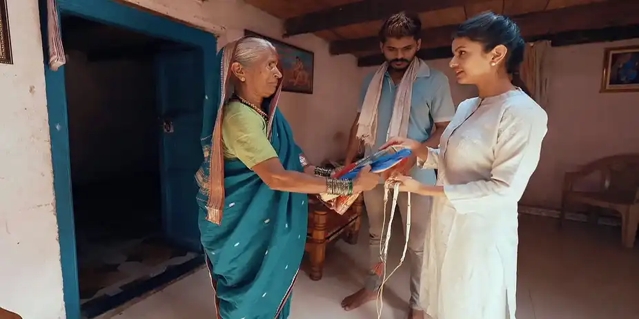 Will the Girls Win the Hearts of the Village Women? - Chal Bhava Cityt