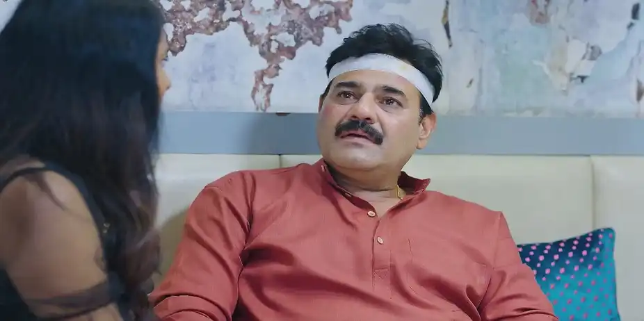 Mahima Cries on Seeing an Injured Goutham - Amruthadhaare