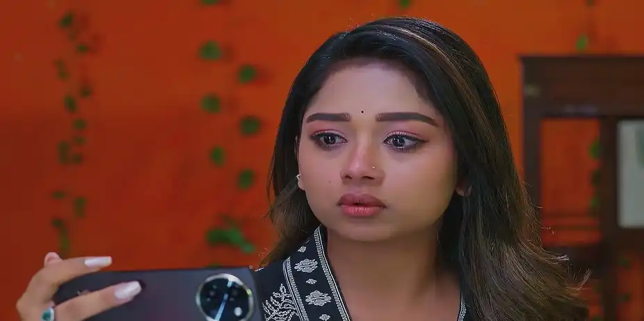 Rajalakshmi Shows Shaurya's Video to Aadhya - Sandhyaraaga