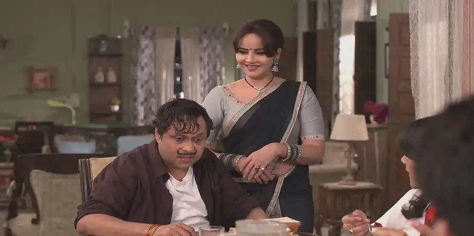 Happu Tells the Family about Him Getting a Movie - Happu Ki Ultan Paltan