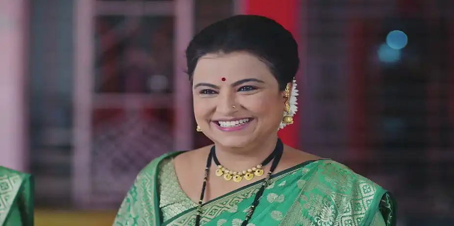 The Village Women Ask Shalan and Malan Questions - Lakhat Ek Amcha Dada