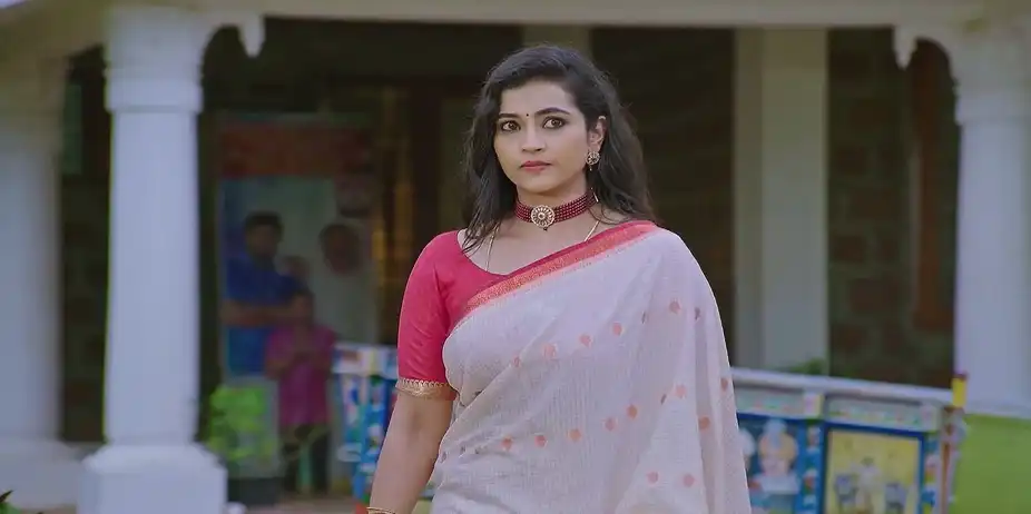 Marigowda Falls for Neelu's Act - Lakshmi Nivasa