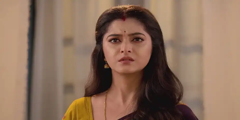 Mandar Sneaks into Trisha's Room - Kon Gopone Mon Bheseche