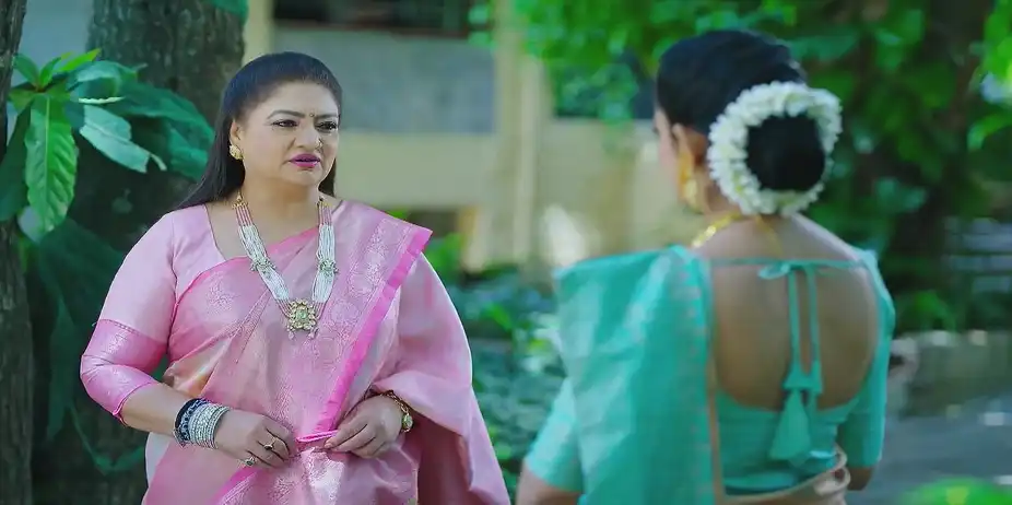 Bhoomika Subtly Warns Shakuntala - Amruthadhaare