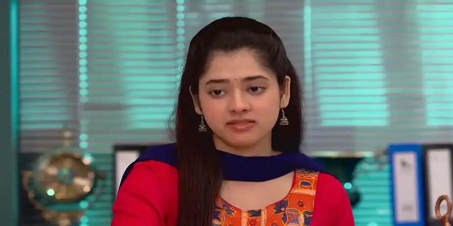 Meera Is Startled to See Apu at the Office - Chirodini Tumi Je Amar