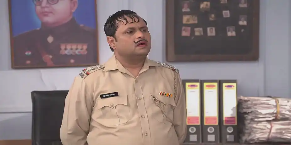 Reshampal Brings a Man to the Police Station - Happu Ki Ultan Paltan