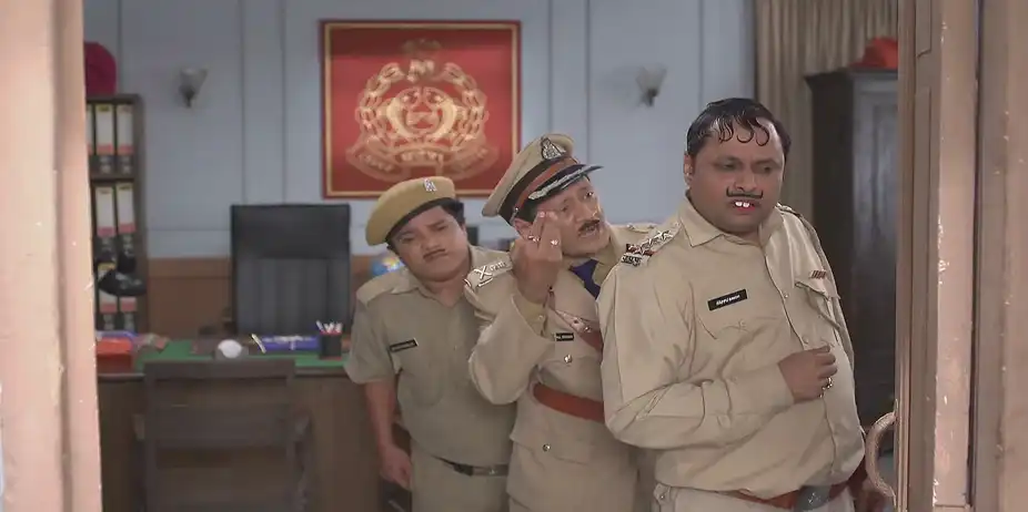 Happu Hides His Face from Reshampal - Happu Ki Ultan Paltan