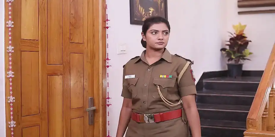 Durga Enters Devi's Room - Maari
