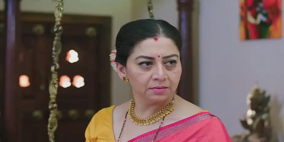 Tulasi Checks out a Sketch - Shrirasthu Shubhamasthu