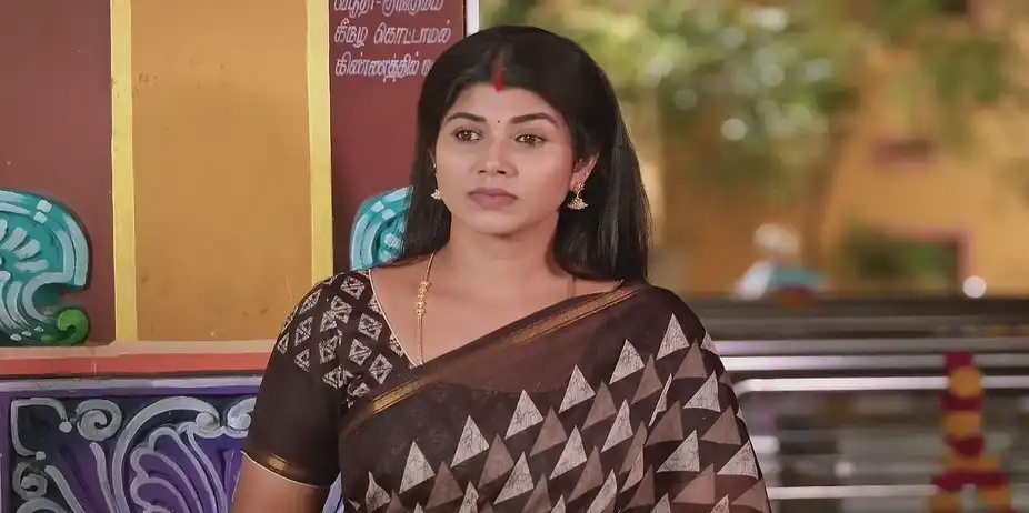 Revathi Enters the Temple - Karthigai Deepam