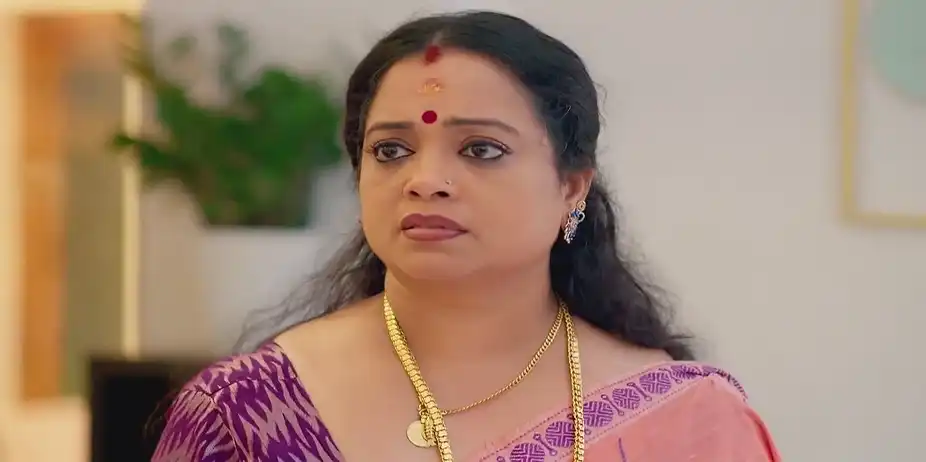 Vidhya Trips and Falls off the Stairs - Manathe Kottaram