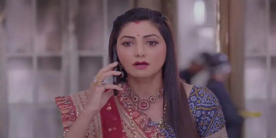 Kanti Persuades Smita to Leave the House - Kumkum Bhagya
