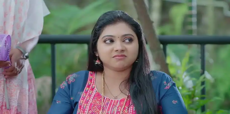 Priyanka Makes Radhika Apply Cream - Snehapoorvam Shyama