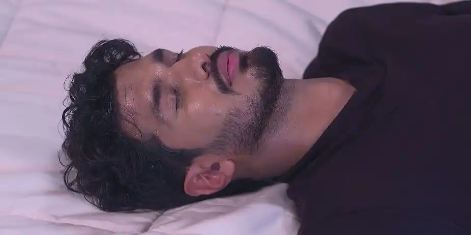 Mani Worries about Abhi - Tu Khara Mun Chaai