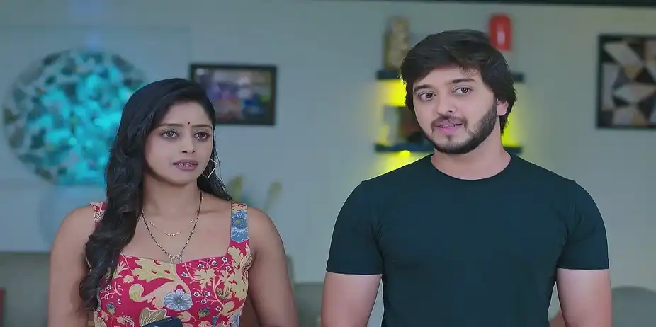 The Woman's Singing Is Praised - Shrirasthu Shubhamasthu