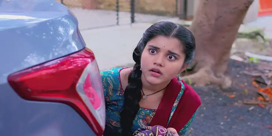 Kusum Spots Debolina and Roshan Together - Kusum