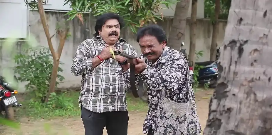 Sankarapandi Tries to Catch the Parrot - Maari