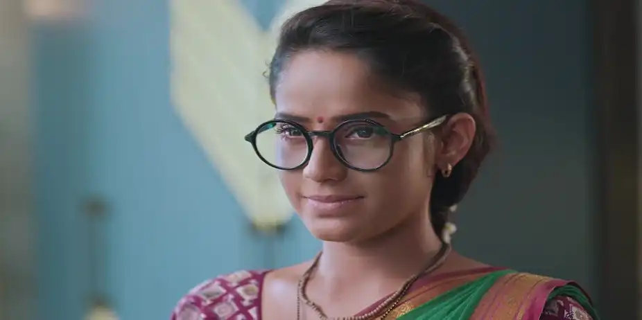 The Surprise Given By Sarang Makes Savali Emotional - Savalyachi Janu Savali