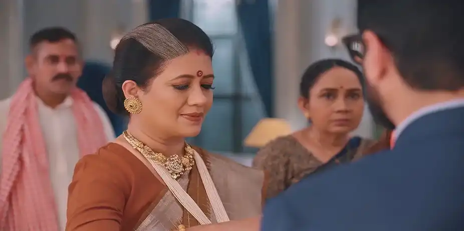 Chandrakant Informs Kamini about Anika's Actions - Saru