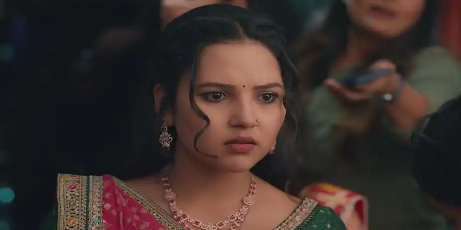 Karishma Tries to Scare Vasudha - Vasudha